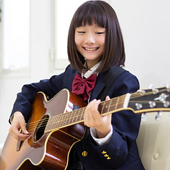 ギターを弾く少女