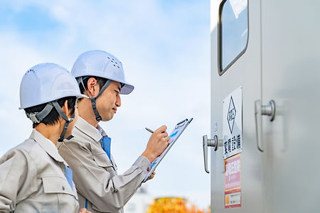 変電設備を点検する技術者