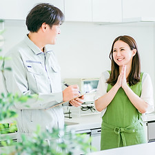 修理後のスタッフとお客さま