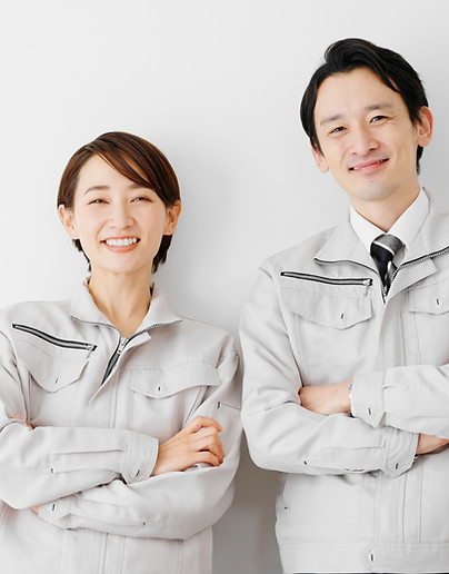 株式会社ママダ衣料の作業服の男女