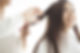 女性の髪を切る