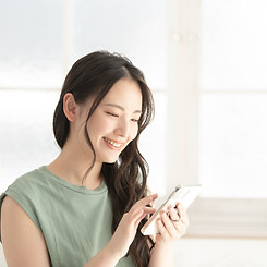 スマホを見る女性