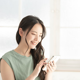 スマホを見る女性
