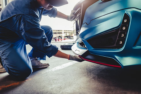 車の整備をするスタッフ