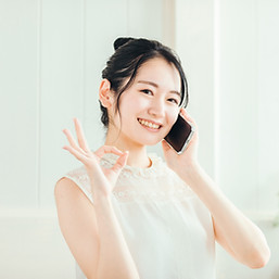 オッケーサインをする女性