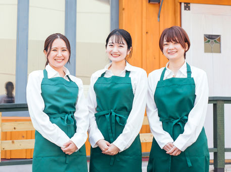 エプロンを着た女性