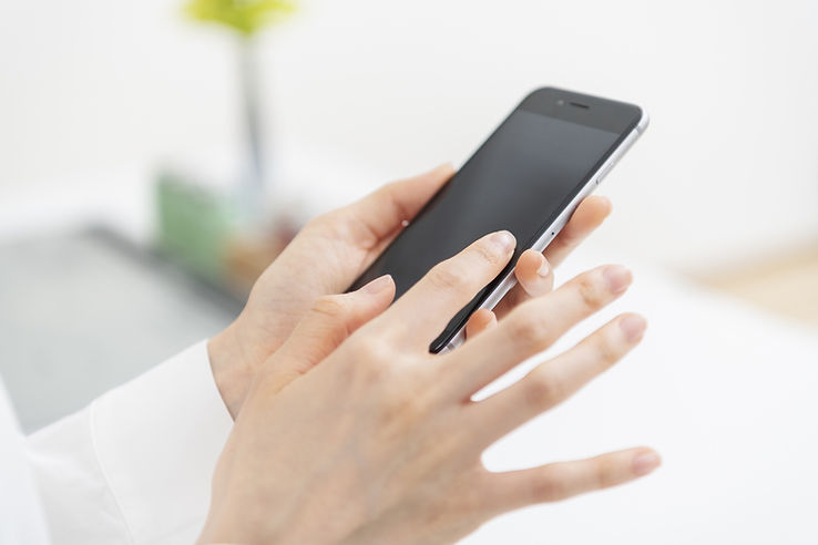 スマホを見る人