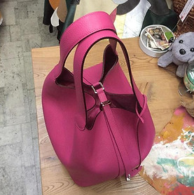 ピンクのバッグ