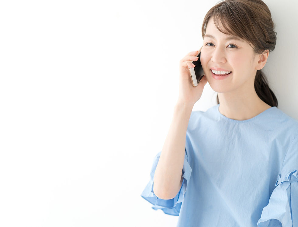 電話をかける女性