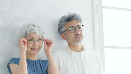 眼鏡のシニア夫婦