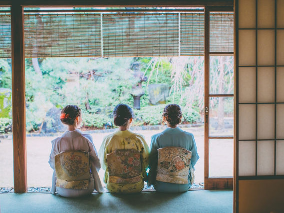 着物女性3人組