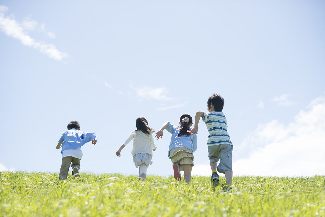 草原を走る子ども