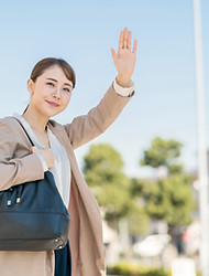 タクシーを呼ぶ女性