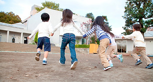走る子供