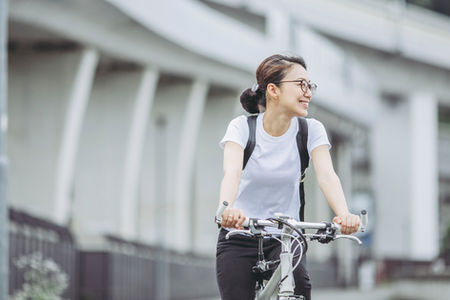 サイクリング中の女性