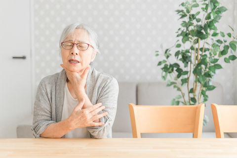 喉が痛い高齢女性