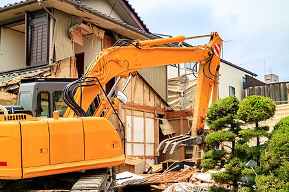 住宅の解体工事とショベルカー