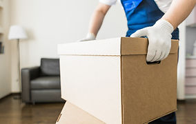 荷造りをする業者