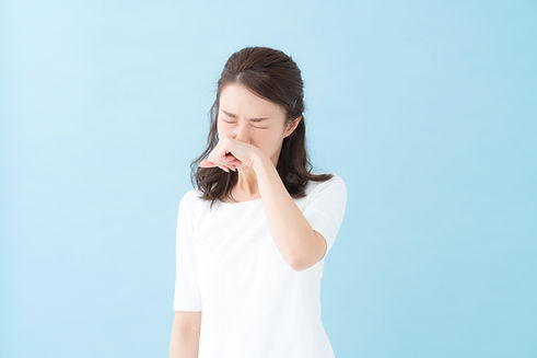 くしゃみする女性