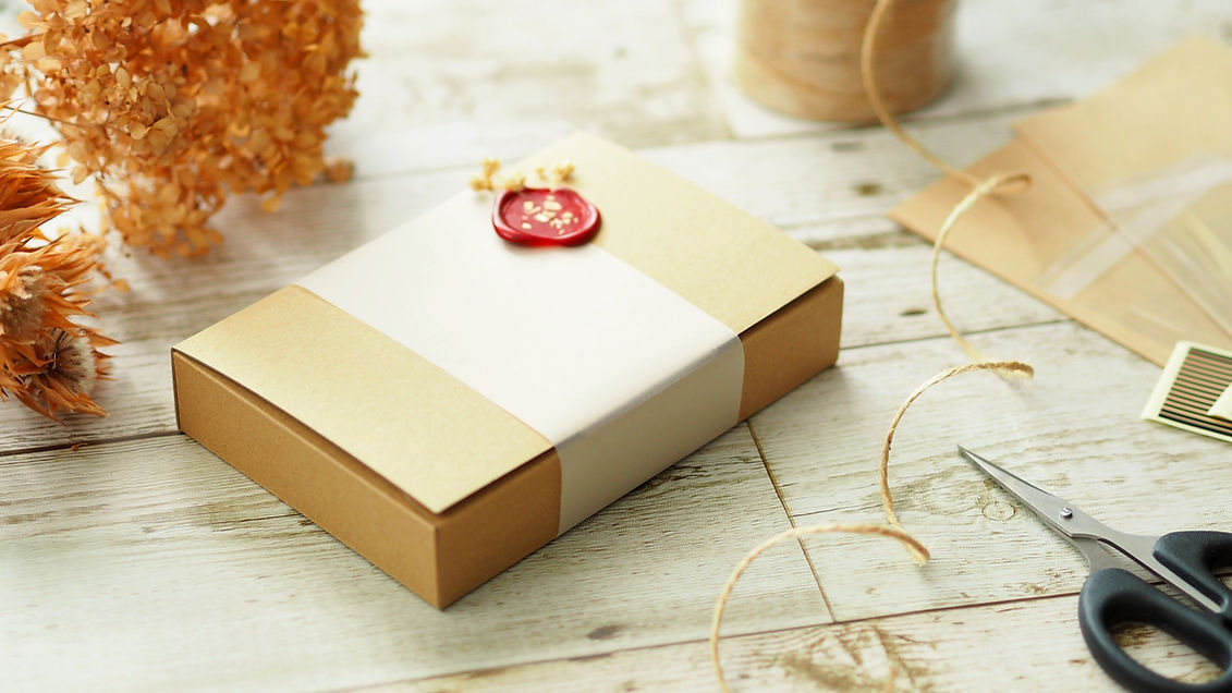 ラッピングされたダンボール