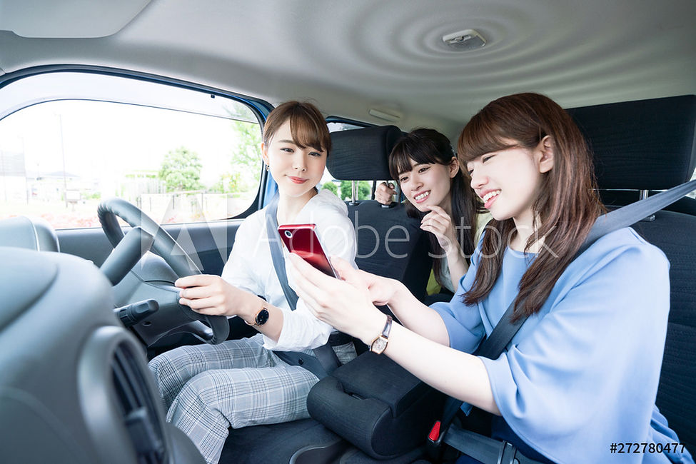 女性3人組車内