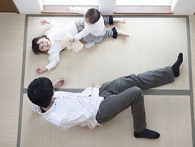 畳でくつろぐ家族