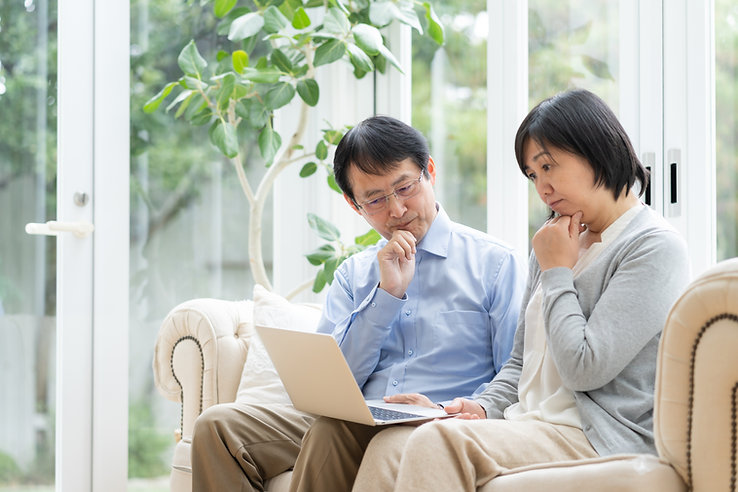 話し合っている人夫婦