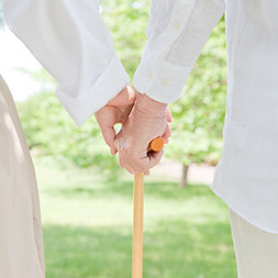 手をつなぐ老夫婦