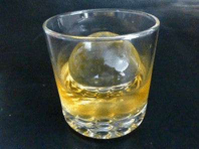 丸氷が入ったお酒のイメージ