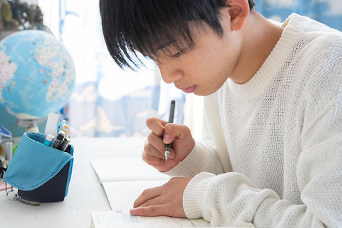 勉強する少年