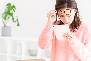 タブレットを見ている女性