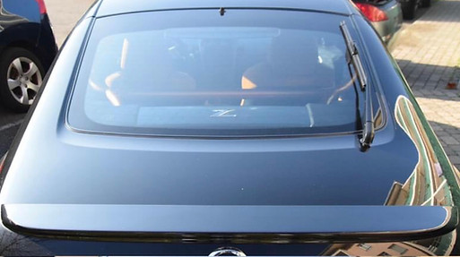Arriere de 350Z avec essuie glace et gicleur de lave glace.