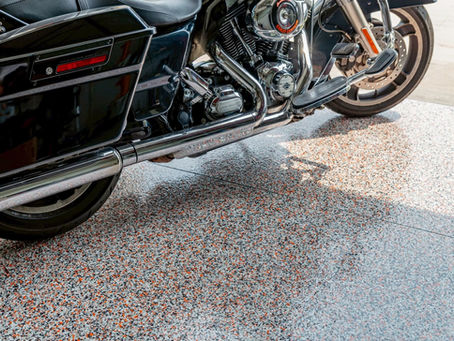 ポリフレークを施工したガレージの床とバイク