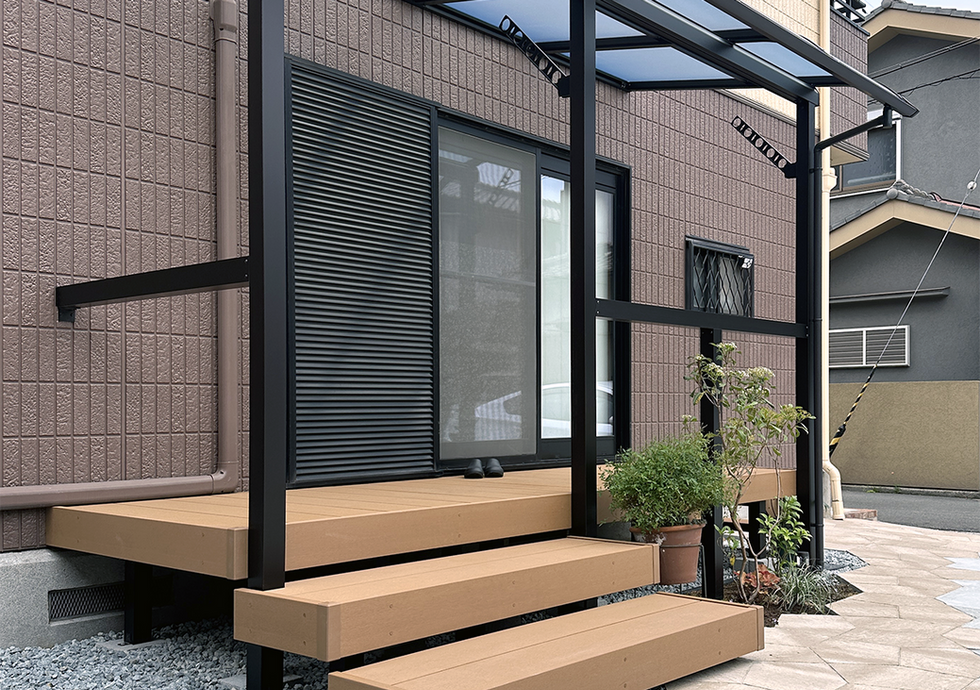 加古川市E様邸の駐車場・ウッドデッキ施工事例(リウッドデッキSとソレイドテラス)