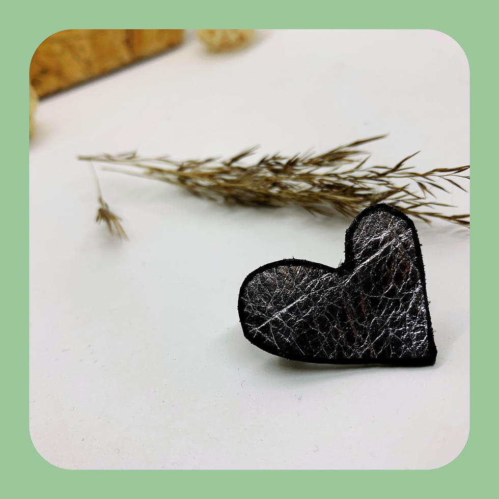 Miniature : La broche en cuir upcyclé Coeur