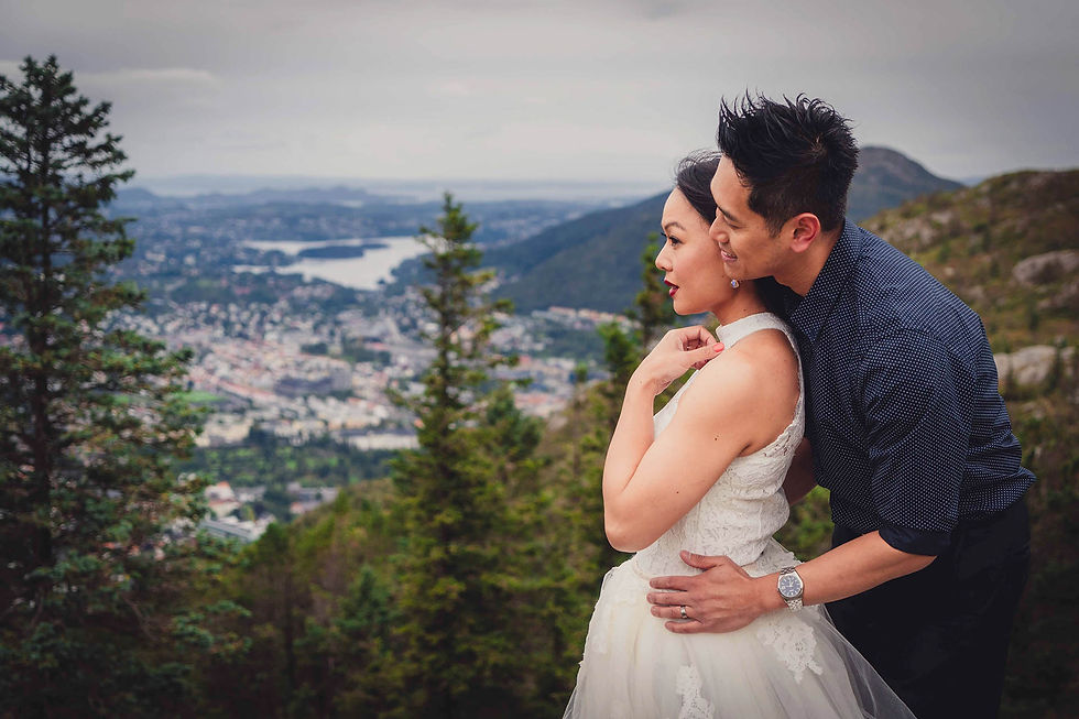 Romantisk portrett av brudepar fotografert av bryllupsfotograf i Bergen