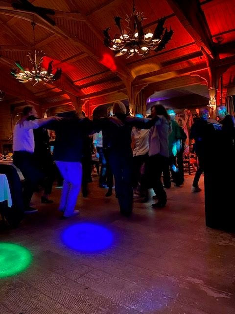 DJ spiller på firmafest i Holmenkollen med dansende kolleger på dansegulvet