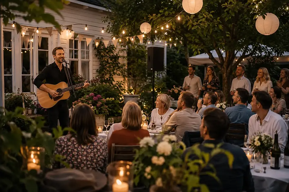 Trubadur spiller live musikk under privat arrangement og hagefest i Bergen med familie og venner samlet til en stemningsfull kveld.