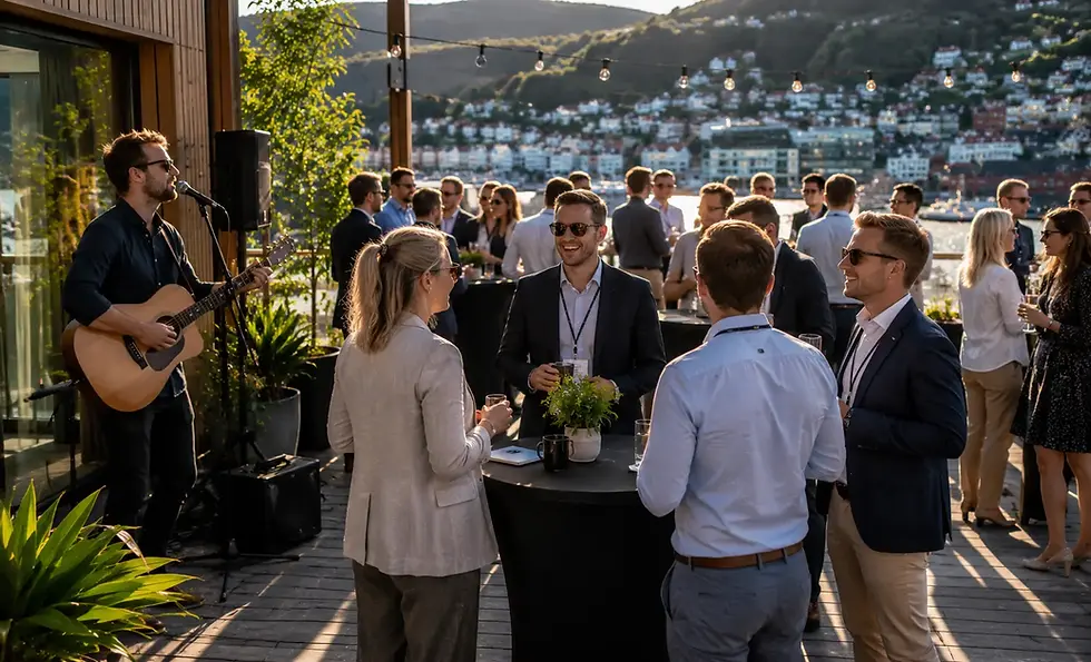 Trubadur underholder bedriftsgjester under kickoff og samling i Bergen med live musikk og sommerstemning.