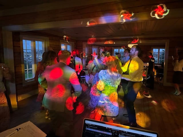 Bryllupsfest i Fredrikstad med DJ og dansende gjester etter brudevalsen