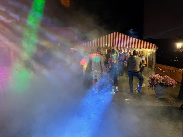 DJ spiller på utendørs sommerfest for bedrift på Ulefoss i Telemark