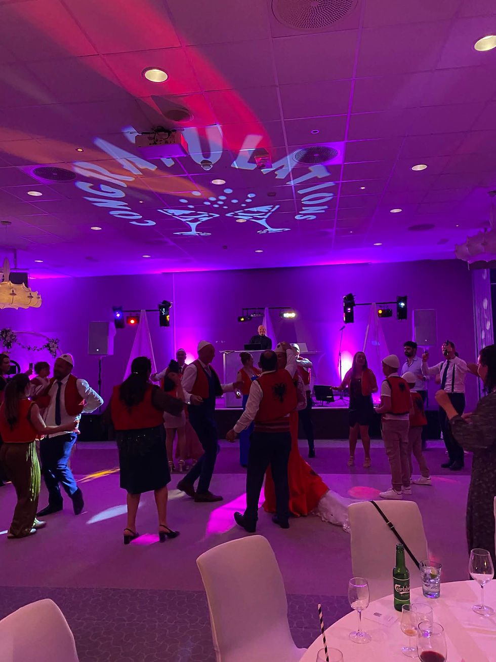 Bryllupsfest i Tønsberg med DJ og gjester samlet på dansegulvet