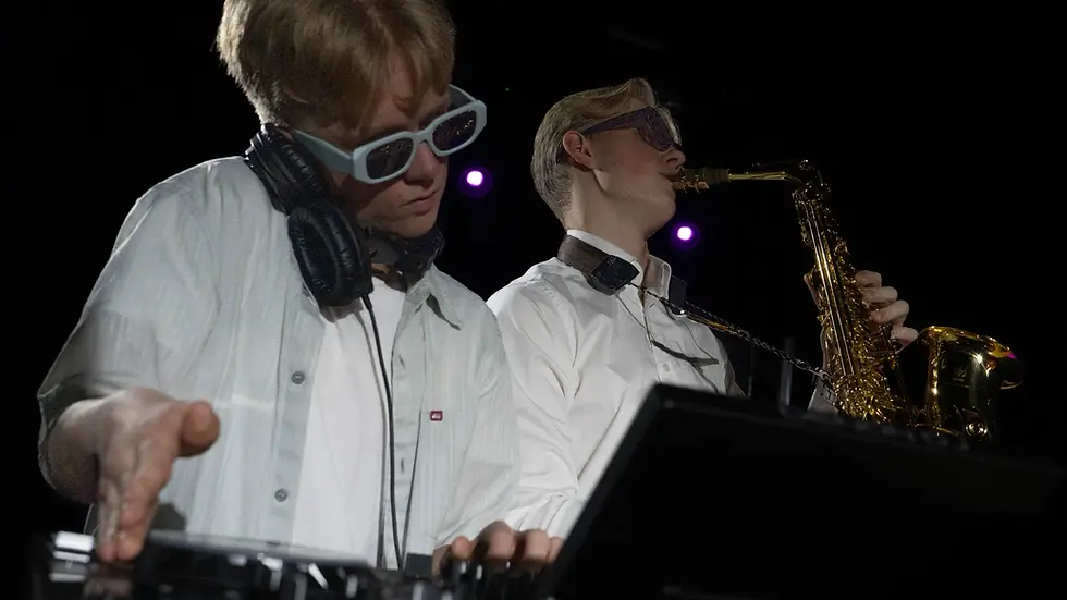 DJ og saksofonist spiller sammen på fest