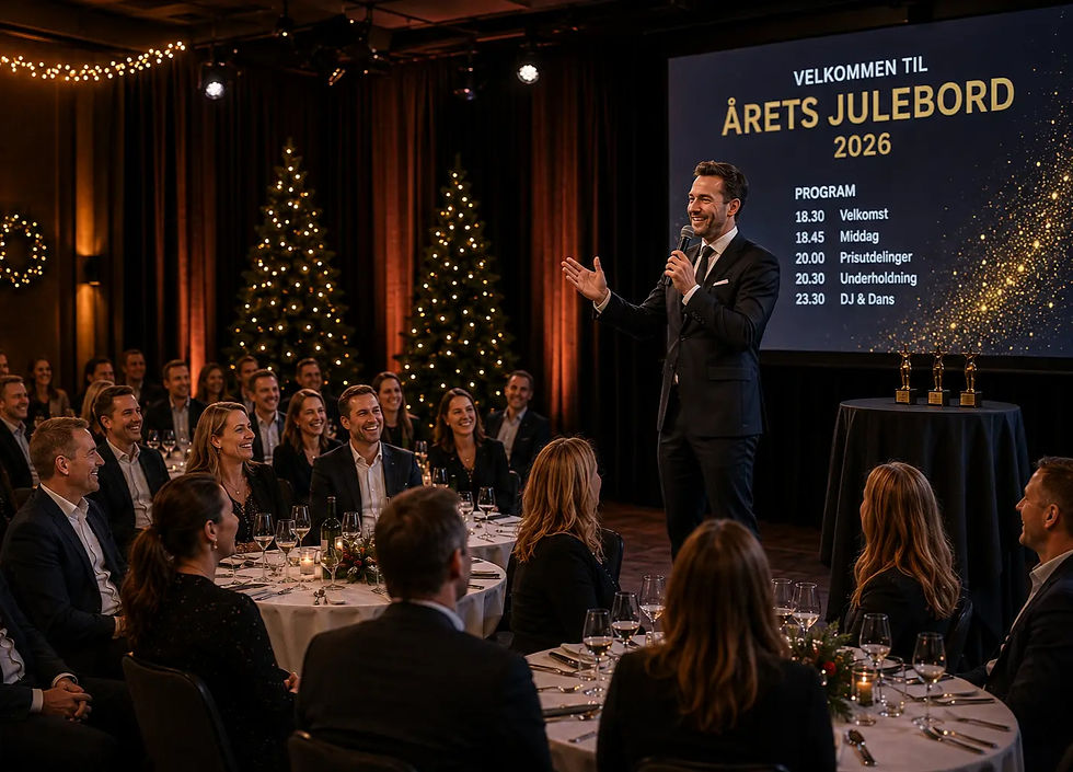 Konferansier med humor på scene under julebord med businesspublikum, skjerm og sceneprogram i elegant hotell- og eventlokale