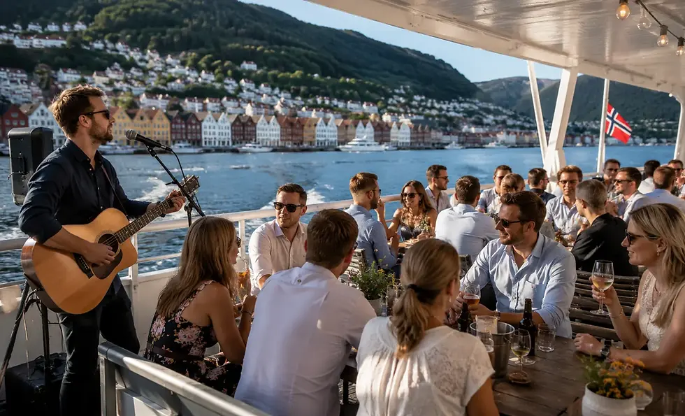 Trubadur spiller live musikk under sommerfest på fjordcruise i Bergen mens kollegaer nyter kvelden om bord.