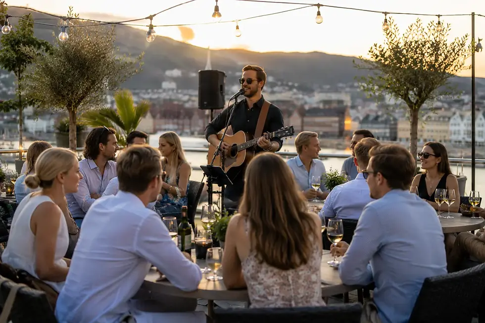 Trubadur spiller live musikk under sommerfest for bedrift i Bergen mens gjestene mingler og nyter sommerkvelden.