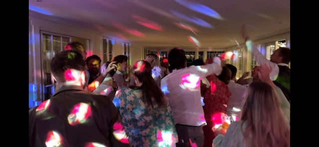 DJ spiller på bryllup på Hvaler Gjestgiveri med gjester samlet på dansegulvet