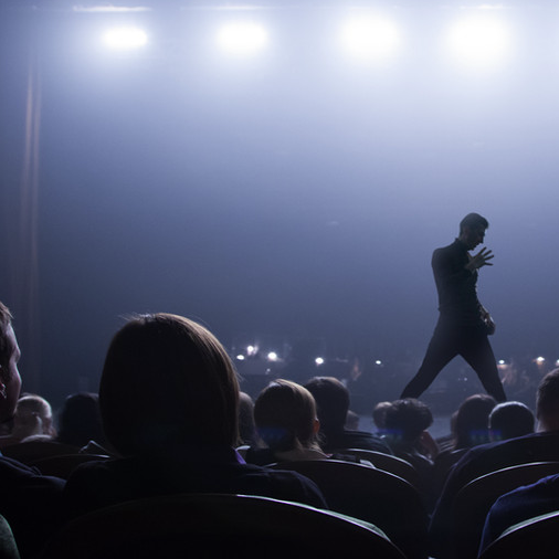 Standup komiker på scene under firmafest og bedriftsarrangement