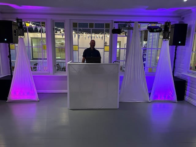 DJ med lyd- og lysrigg på bryllup på Hvaler Gjestgiveri