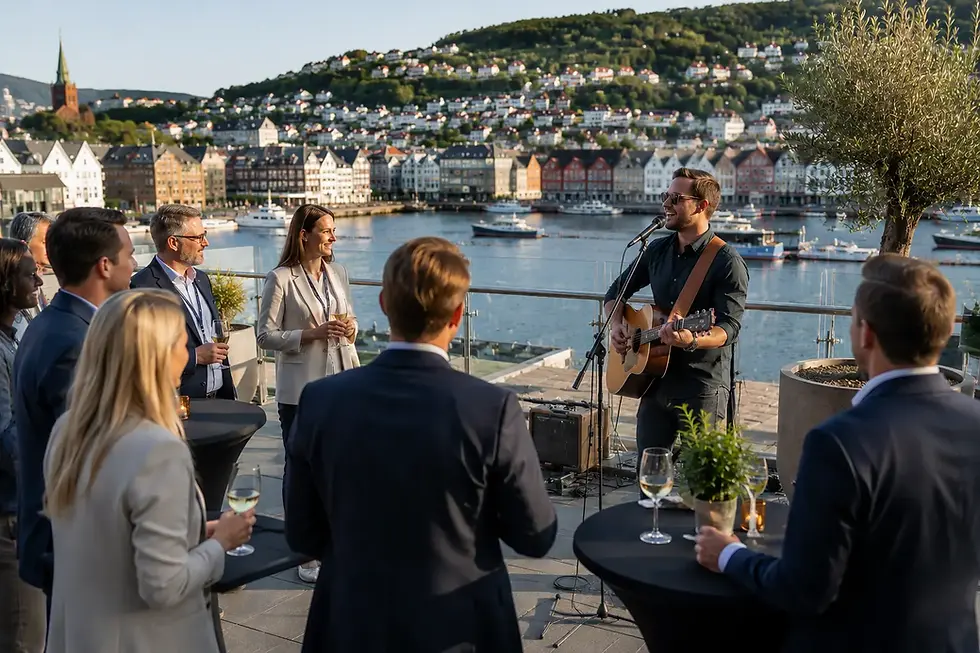 Trubadur underholder bedriftsgjester under kickoff og kundearrangement på terrasse med utsikt over Bergen.